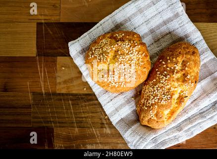 Petits pains sans gluten à faible teneur en glucides cuits avec des graines de sésame Banque D'Images