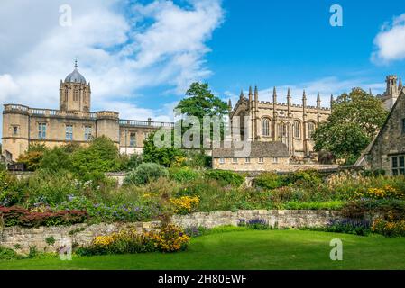 Christ Church College, Université d'Oxford, vue depuis le jardin du mémorial de guerre, par un ciel bleu ensoleillé. Banque D'Images