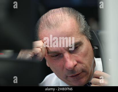 Francfort, Allemagne.26 novembre 2021.26 novembre 2021, Hessen, Francfort-sur-le-main: Un négociant regarde ses moniteurs dans la salle de négociation de la Bourse de Francfort.Les inquiétudes concernant une nouvelle mutation du coronavirus en Afrique australe ont porté un coup sévère à la bourse allemande.Le Dax a glissé sous la marque 15,300 à des moments de négociation précoce, atterrissant à son niveau le plus bas depuis la mi-octobre.Photo: Arne Dedert/dpa crédit: dpa Picture Alliance/Alay Live News Banque D'Images