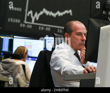 Francfort, Allemagne.26 novembre 2021.26 novembre 2021, Hessen, Francfort-sur-le-main: Un négociant regarde ses moniteurs dans la salle de négociation de la Bourse de Francfort.Les inquiétudes concernant une nouvelle mutation du coronavirus en Afrique australe ont porté un coup dur à la bourse allemande.Le Dax a glissé sous la marque 15,300 à des moments de négociation précoce, atterrissant à son niveau le plus bas depuis la mi-octobre.Photo: Arne Dedert/dpa crédit: dpa Picture Alliance/Alay Live News Banque D'Images