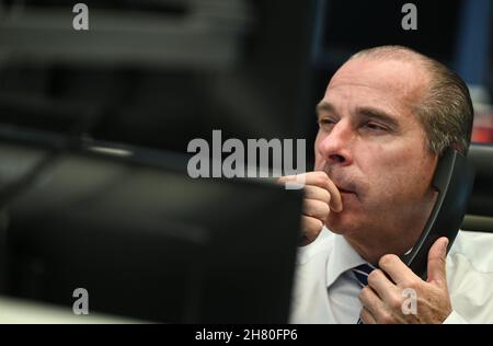 Francfort, Allemagne.26 novembre 2021.26 novembre 2021, Hessen, Francfort-sur-le-main: Un négociant regarde ses moniteurs dans la salle de négociation de la Bourse de Francfort.Les inquiétudes concernant une nouvelle mutation du coronavirus en Afrique australe ont porté un coup sévère à la bourse allemande.Le Dax a glissé sous la marque 15,300 à des moments de négociation précoce, atterrissant à son niveau le plus bas depuis la mi-octobre.Photo: Arne Dedert/dpa crédit: dpa Picture Alliance/Alay Live News Banque D'Images