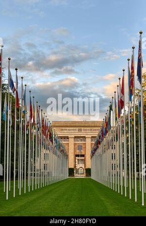 Passage avec drapeaux dans le parc du siège des Nations Unies à Genève Banque D'Images