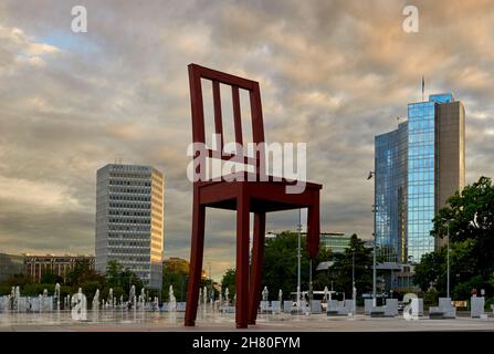 Sculpture en bois de chaise cassée - symbole de l'opposition à l'utilisation des mines terrestres - sur la place devant le siège des Nations Unies à Genève Banque D'Images