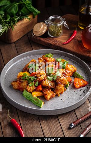 Poisson de zander cuit à l'asiatique, sauce aigre-douce Banque D'Images