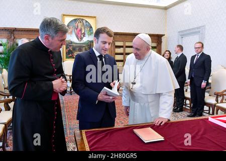 Le Vatican.26 novembre 2021.Italie, Rome, Vatican, 26/11/21.Le pape François et le président français Emmanuel Macron lors d'une audience privée au Vatican .RÉSERVÉ À L'USAGE ÉDITORIAL - Vatican Media/Spaziani.Credit: dpa/Alay Live News Banque D'Images