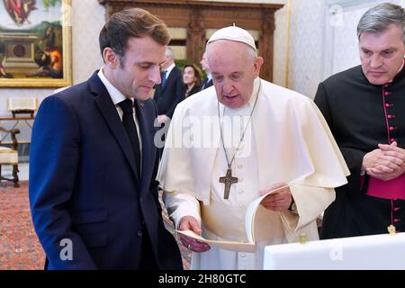 Le Vatican.26 novembre 2021.Italie, Rome, Vatican, 26/11/21.Le pape François et le président français Emmanuel Macron lors d'une audience privée au Vatican .RÉSERVÉ À L'USAGE ÉDITORIAL - Vatican Media/Spaziani.Credit: dpa/Alay Live News Banque D'Images