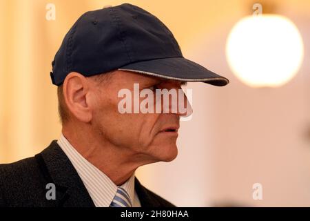 Prague, République tchèque.05 août 2019.***PHOTO DU FICHIER*** le juge Ivan Elischer de la haute Cour de Prague est vu pendant son procès, le 5 août 2019, à Prague, République tchèque.*** le tribunal municipal de Prague a reconnu le juge Ivan Elischer coupable de corruption, d'influence illégale sur les procès en appel, d'accès non autorisé au système informatique et de traitement préférentiel et l'a envoyé à neuf ans de prison, le 26 novembre 2021.Crédit : Katerina Sulova/CTK photo/Alamy Live News Banque D'Images