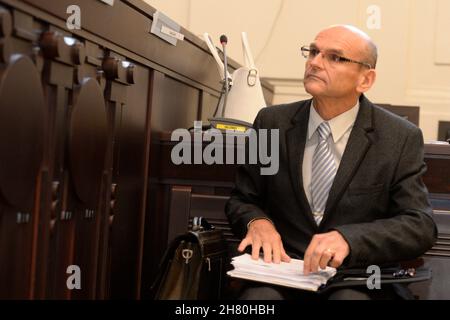 Prague, République tchèque.05 août 2019.***PHOTO DU FICHIER*** le juge Ivan Elischer de la haute Cour de Prague est vu pendant son procès, le 5 août 2019, à Prague, République tchèque.*** le tribunal municipal de Prague a reconnu le juge Ivan Elischer coupable de corruption, d'influence illégale sur les procès en appel, d'accès non autorisé au système informatique et de traitement préférentiel et l'a envoyé à neuf ans de prison, le 26 novembre 2021.Crédit : Katerina Sulova/CTK photo/Alamy Live News Banque D'Images