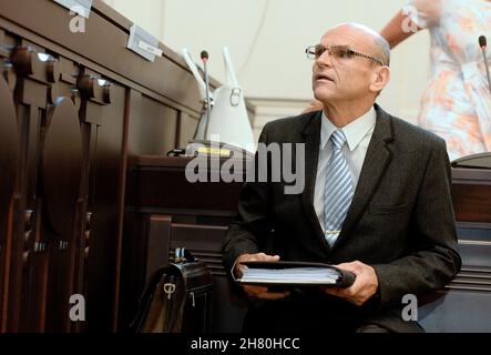 Prague, République tchèque.05 août 2019.***PHOTO DU FICHIER*** le juge Ivan Elischer de la haute Cour de Prague est vu pendant son procès, le 5 août 2019, à Prague, République tchèque.*** le tribunal municipal de Prague a reconnu le juge Ivan Elischer coupable de corruption, d'influence illégale sur les procès en appel, d'accès non autorisé au système informatique et de traitement préférentiel et l'a envoyé à neuf ans de prison, le 26 novembre 2021.Crédit : Katerina Sulova/CTK photo/Alamy Live News Banque D'Images