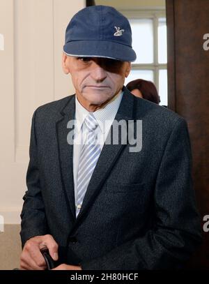 Prague, République tchèque.05 août 2019.***PHOTO DU FICHIER*** le juge Ivan Elischer de la haute Cour de Prague est vu pendant son procès, le 5 août 2019, à Prague, République tchèque.*** le tribunal municipal de Prague a reconnu le juge Ivan Elischer coupable de corruption, d'influence illégale sur les procès en appel, d'accès non autorisé au système informatique et de traitement préférentiel et l'a envoyé à neuf ans de prison, le 26 novembre 2021.Crédit : Katerina Sulova/CTK photo/Alamy Live News Banque D'Images