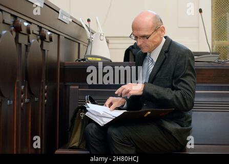 Prague, République tchèque.05 août 2019.***PHOTO DU FICHIER*** le juge Ivan Elischer de la haute Cour de Prague est vu pendant son procès, le 5 août 2019, à Prague, République tchèque.*** le tribunal municipal de Prague a reconnu le juge Ivan Elischer coupable de corruption, d'influence illégale sur les procès en appel, d'accès non autorisé au système informatique et de traitement préférentiel et l'a envoyé à neuf ans de prison, le 26 novembre 2021.Crédit : Katerina Sulova/CTK photo/Alamy Live News Banque D'Images