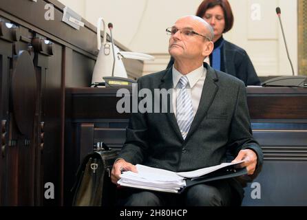 Prague, République tchèque.05 août 2019.***PHOTO DU FICHIER*** le juge Ivan Elischer de la haute Cour de Prague est vu pendant son procès, le 5 août 2019, à Prague, République tchèque.*** le tribunal municipal de Prague a reconnu le juge Ivan Elischer coupable de corruption, d'influence illégale sur les procès en appel, d'accès non autorisé au système informatique et de traitement préférentiel et l'a envoyé à neuf ans de prison, le 26 novembre 2021.Crédit : Katerina Sulova/CTK photo/Alamy Live News Banque D'Images