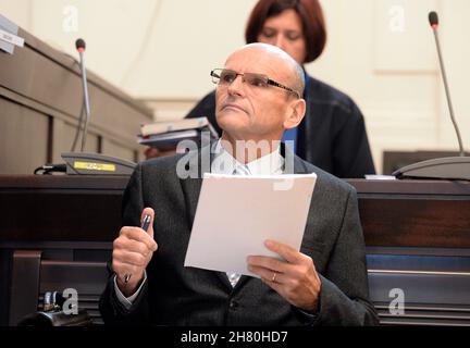 Prague, République tchèque.05 août 2019.***PHOTO DU FICHIER*** le juge Ivan Elischer de la haute Cour de Prague est vu pendant son procès, le 5 août 2019, à Prague, République tchèque.*** le tribunal municipal de Prague a reconnu le juge Ivan Elischer coupable de corruption, d'influence illégale sur les procès en appel, d'accès non autorisé au système informatique et de traitement préférentiel et l'a envoyé à neuf ans de prison, le 26 novembre 2021.Crédit : Katerina Sulova/CTK photo/Alamy Live News Banque D'Images