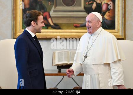 Rome, Vatican.26 novembre 2021.Italie, Rome, Vatican, 2021/11/26.le Pape François reçoit Emmanuel Jean-Michel Frédéric Macron Président de la République française, lors d'un auditoire au Vatican.Crédit: Agence de photo indépendante Srl/Alay Live News crédit: Agence de photo indépendante/Alay Live News Banque D'Images