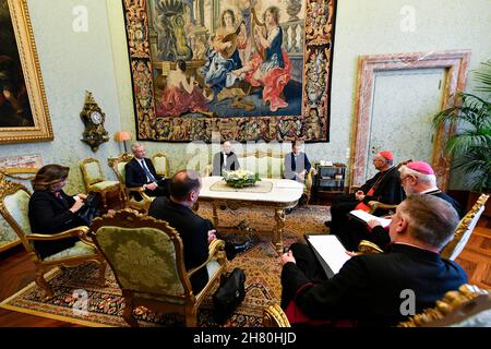 Rome, Vatican.26 novembre 2021.Italie, Rome, Vatican, 2021/11/26.le Pape François reçoit Emmanuel Jean-Michel Frédéric Macron Président de la République française, lors d'un auditoire au Vatican.Crédit: Agence de photo indépendante Srl/Alay Live News crédit: Agence de photo indépendante/Alay Live News Banque D'Images