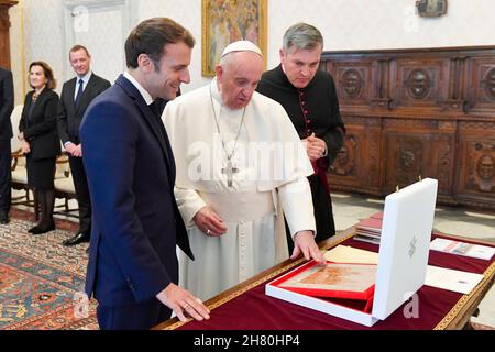 Rome, Vatican.26 novembre 2021.Italie, Rome, Vatican, 2021/11/26.le Pape François reçoit Emmanuel Jean-Michel Frédéric Macron Président de la République française, lors d'un auditoire au Vatican.Crédit : Agence photo indépendante/Alamy Live News Banque D'Images