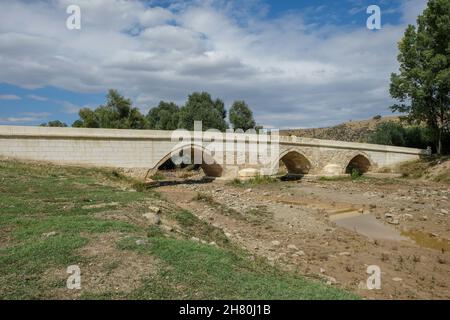 Le pont de Karabıyık a été construit par Yavuz Sultan Selim sur son chemin vers l'Égypte en 1516, sur l'eau de Kanak, à environ 500 mètres au nord du carrefour de Karabıyık Banque D'Images