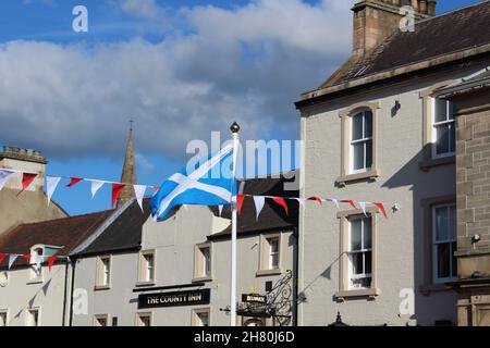 Drapeau écossais volant au soleil pendant Beltane à Peebles, en Écosse Banque D'Images