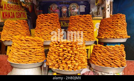Sweet stall vendant Khaja un célèbre plat sucré d'Odisha, Puri, Odisha, Inde.La Khaja est une pâte en couches - frite et trempée dans une recette de sucre Banque D'Images