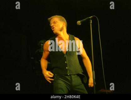 The Stranglers concert, Wembley Arena, Londres, 26/3/1994 - Paul Roberts, chanteur de 1990-2006, chant en direct sur scène Banque D'Images