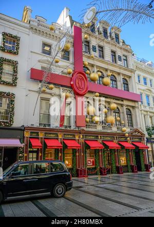 New Bond Street, Londres, Royaume-Uni.26 novembre 2021.Les boutiques de luxe décorent leurs façades pour les fêtes de fin d'année dans la New Bond Street exclusive de Londres.Crédit : Malcolm Park/Alay Live News Banque D'Images