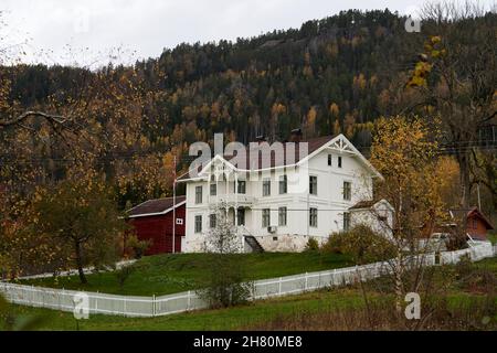 NORESUND, NORVÈGE - 24 octobre 2021 : une maison sur la côte du lac Kroderen, en Norvège Banque D'Images