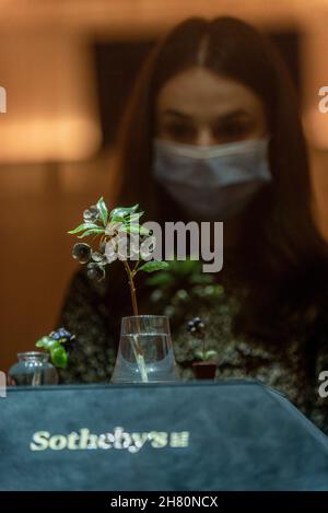 Londres, Royaume-Uni.26 novembre 2021.Un membre du personnel a une vue sur « Un rare et impressionnant Fabergé bijoux émail guilloché doré, cristal de roche et modèle de néphrite d'une fleur de pomme », Saint-Pétersbourg, vers 1900 (est.£150,000-250,000) à un aperçu des prochaines ventes d'art russe de Sotheby.Les œuvres seront mises aux enchères aux galeries de la rue New Bond de Sotheby, le 30 novembre et le 1er décembre.Credit: Stephen Chung / Alamy Live News Banque D'Images