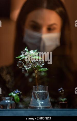 Londres, Royaume-Uni.26 novembre 2021.Un membre du personnel a une vue sur « Un rare et impressionnant Fabergé bijoux émail guilloché doré, cristal de roche et modèle de néphrite d'une fleur de pomme », Saint-Pétersbourg, vers 1900 (est.£150,000-250,000) à un aperçu des prochaines ventes d'art russe de Sotheby.Les œuvres seront mises aux enchères aux galeries de la rue New Bond de Sotheby, le 30 novembre et le 1er décembre.Credit: Stephen Chung / Alamy Live News Banque D'Images