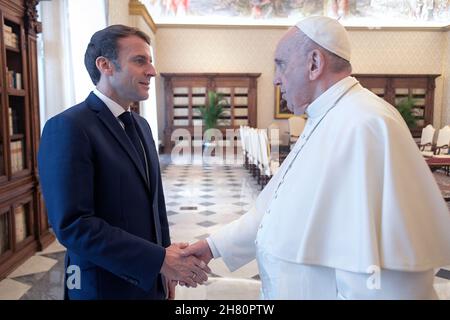 Le Vatican.26 novembre 2021.Italie, Rome, Vatican, 26/11/21.Le pape François et le président français Emmanuel Macron lors d'une audience privée au Vatican .RÉSERVÉ À L'USAGE ÉDITORIAL - Vatican Media/Spaziani.Credit: dpa/Alay Live News Banque D'Images