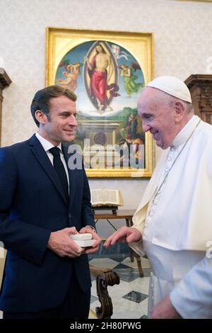 Le Vatican.26 novembre 2021.Italie, Rome, Vatican, 26/11/21.Le pape François et le président français Emmanuel Macron lors d'une audience privée au Vatican .RÉSERVÉ À L'USAGE ÉDITORIAL - Vatican Media/Spaziani.Credit: dpa/Alay Live News Banque D'Images