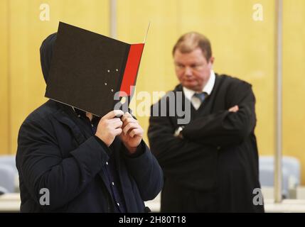 Düsseldorf, Allemagne.26 novembre 2021.L'accusé EST terroriste Nils D. (l) se trouve dans la salle d'audience de la Cour régionale supérieure.L'homme de Dinslaken aurait torturé à mort au moins un prisonnier dans une prison DE L'EI en Syrie.Credit: Oliver Berg/dpa/Alay Live News Banque D'Images