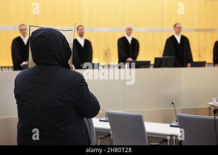 Düsseldorf, Allemagne.26 novembre 2021.L'accusé EST terroriste Nils D. se trouve dans la salle d'audience de la Cour régionale supérieure.L'homme de Dinslaken aurait torturé à mort au moins un prisonnier dans une prison DE L'EI en Syrie.Credit: Oliver Berg/dpa/Alay Live News Banque D'Images