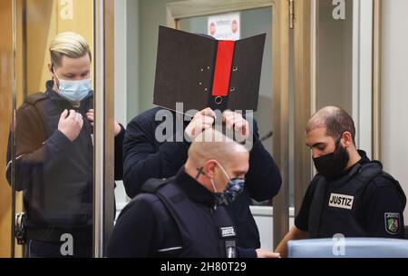 Düsseldorf, Allemagne.26 novembre 2021.L'accusé EST terroriste Nils D. (retour, M) est conduit dans la salle d'audience de la Cour régionale supérieure.L'homme de Dinslaken aurait torturé à mort au moins un prisonnier dans une prison DE L'EI en Syrie.Credit: Oliver Berg/dpa/Alay Live News Banque D'Images