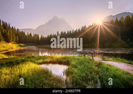 Lever de soleil en été au-dessus de Lago di Antorno, Dolomites, Italie Banque D'Images