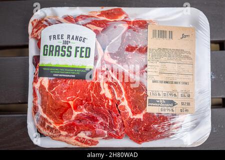 Sugar Mountain, États-Unis - 31 mai 2021: Aire de répartition libre 100 pour cent de viande de bœuf cru rouge nourri à l'herbe par Lowes Foods avec bétail local gratuit en roaming dans les pâturages Banque D'Images