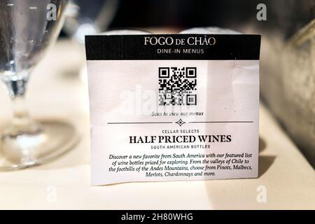 Jacksonville, États-Unis - 7 juillet 2021 : panneau sur la table pour Fogo de Chao Brazilian steakhouse churrascaria servant des viandes de rodizio avec code qr pour le menu sur place Banque D'Images