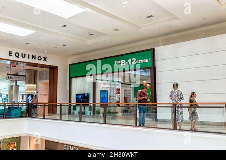 Miami, États-Unis - 19 juillet 2021 : panneau pour magasin de vitamine b12 et Equinox à l'intérieur du centre commercial Aventura en Floride, aux États-Unis et aux gens Banque D'Images