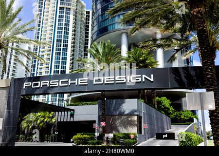Sunny Isles Beach, Etats-Unis - 18 juillet 2021: Bâtiment moderne dans le nord de Miami, en Floride avec un luxueux hôtel appartement immeuble pour Porsche Design avec voiture Banque D'Images