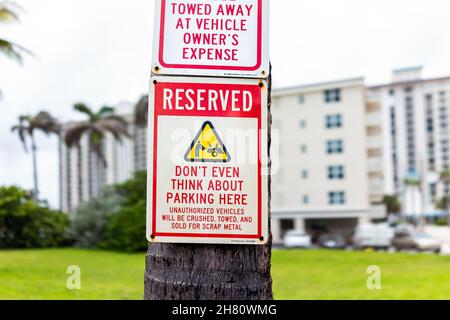 Hollywood, Etats-Unis - 13 juillet 2021 : panneau de stationnement de rue avec humour drôle pour ne pas même penser au stationnement ici espace réservé sur la route dans Hollywood Beach Banque D'Images