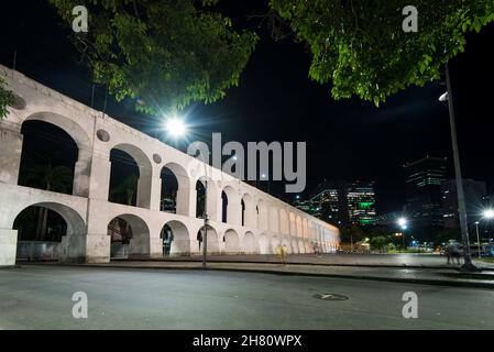 Célèbre Lapa Arches, également connu sous le nom de Carioca Aqueduct, la nuit à Rio de Janeiro, Brésil Banque D'Images