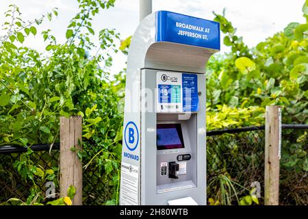 Hollywood, États-Unis - 4 août 2021 : Miami, Hollywood Beach, quartier de Floride à broadwalk et parc de plage avec proximité d'un parking de vélo partagé Banque D'Images