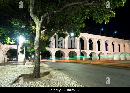 Célèbre Lapa Arches, également connu sous le nom de Carioca Aqueduct, la nuit à Rio de Janeiro, Brésil Banque D'Images