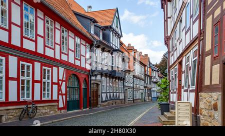 Vieille rue avec des maisons typiquement allemandes à Hildesheim, Allemagne Banque D'Images