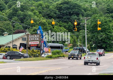 Banner Elk, USA - 23 juin 2021: Centre-ville Banner Elk dans la ville de Caroline du Nord avec le signe pour la mine de bijoux de pierres précieuses de Sugar creek près de Beech Mountain ski re Banque D'Images