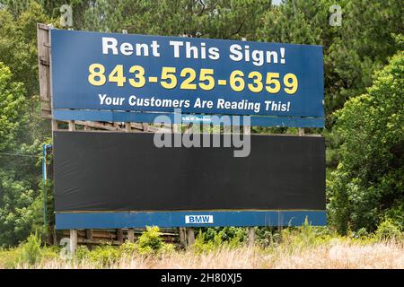 Yemassee, Etats-Unis - 6 juillet 2021: Autoroute i95 en Caroline du Sud avec panneau d'affichage pour la location et numéro de téléphone comme publicité pour la vente Banque D'Images