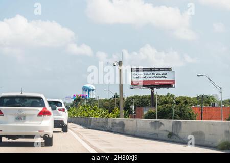 Hollywood, États-Unis - 8 juillet 2021 : autoroute i95 à Miami avec panneau d'affichage pour se faire vacciner contre le coronavirus Covid-19 par la compagnie curative et Banque D'Images