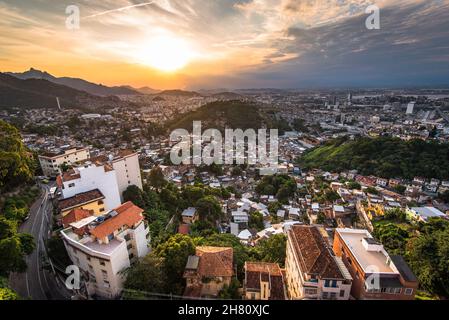 Vue aérienne de Rio de Janeiro zones pauvres et bidonvilles sur les collines au coucher du soleil Banque D'Images