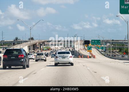 Fort Lauderdale, États-Unis - 8 juillet 2021 : autoroute 95 à plusieurs voies avec circulation de voitures dans la ville de Floride avec pont de sortie en construction Banque D'Images