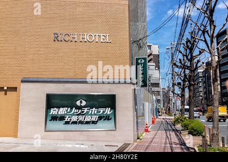 Kyoto, Japon - 15 avril 2019: Riche signe de l'hôtel en anglais dans le centre-ville de Kyoto ville dans la région de Kansai avec texte sur l'extérieur du bâtiment Banque D'Images