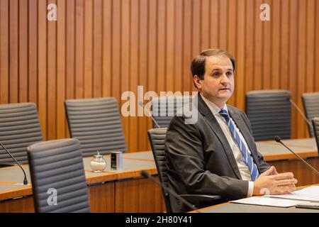 Düsseldorf, Allemagne.26 novembre 2021.Nathanael Liminski, chef de la chancellerie d'État, siège à la commission d'enquête sur la catastrophe des inondations de la mi-juillet et est interrogé.Credit: Rolf Vennenbernd/dpa/Alay Live News Banque D'Images